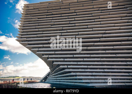 Ein Schnittbild des beeindruckenden V&A Museum in Dundee entworfen von weltberühmten Architekten Kengo Kuma Stockfoto