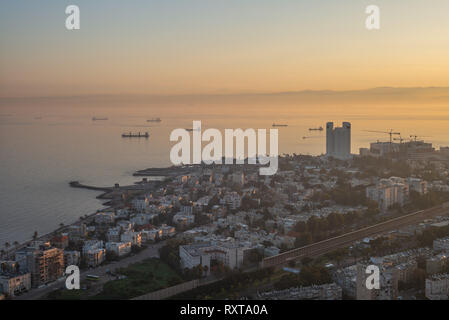 Stadtbild von Haifa, Israel durch den Sonnenaufgang Stockfoto