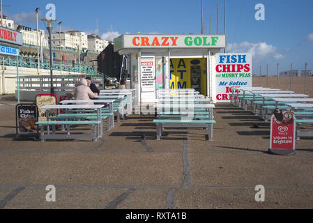 Brighton, England am 10. März 2019. Strand, Fisch und Chips. Stockfoto