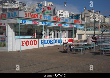 Brighton, England am 10. März 2019. Strand, Fisch und Chips. Stockfoto