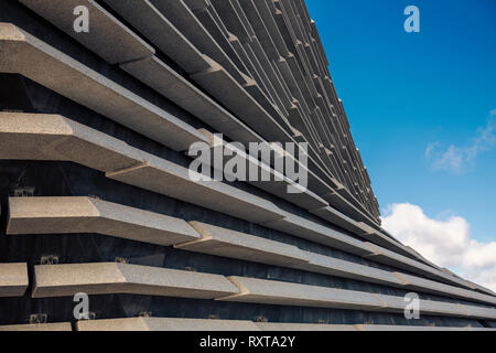 Ein Schnittbild des beeindruckenden V&A Museum in Dundee entworfen von weltberühmten Architekten Kengo Kuma Stockfoto