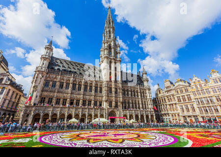 Brüssel, Belgien - 17. August 2018: Grand Place während Blütenteppich Festival. Das Thema dieses Jahres war Mexiko. Stockfoto