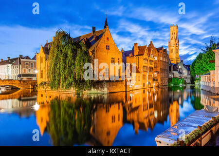 Brügge, Belgien. Die rozenhoedkaai Canal in Brügge mit dem Glockenturm im Hintergrund. Stockfoto