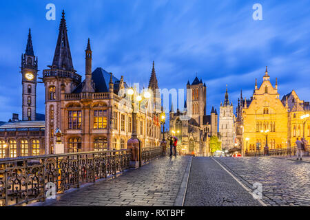 Gent, Belgien. Die Sint-Michielsbrug Brücke, mittelalterliche Schlösser, St. Nicholas Kirche und Belfort van Gent (Wachturm) Stockfoto