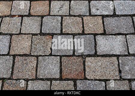 Nahaufnahme der anderen Perspektive auf gepflasterten Flächen auf norddeutschlands Straßen Stockfoto