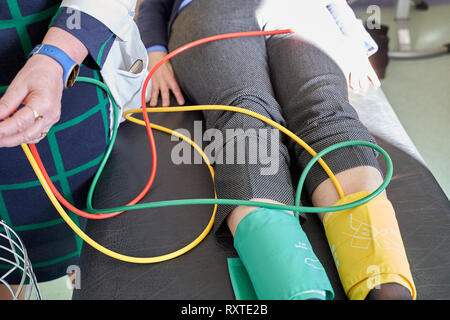 Zusatzarterie Krankheit messen für Patienten Knöchel-Arm-Index (ABI) Test Ischämie der Gliedmaßen Stockfoto