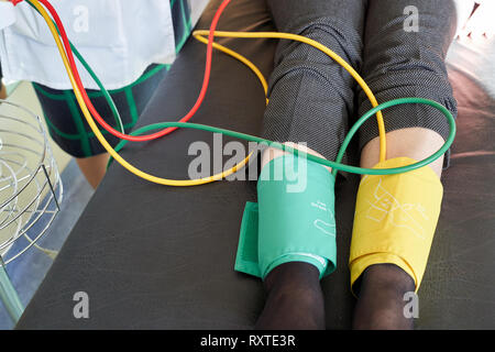 Zusatzarterie Krankheit messen für Patienten Knöchel-Arm-Index (ABI) Test Ischämie der Gliedmaßen Stockfoto