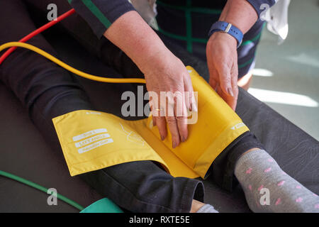 Zusatzarterie Krankheit messen für Patienten Knöchel-Arm-Index (ABI) Test Ischämie der Gliedmaßen Stockfoto