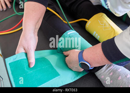 Zusatzarterie Krankheit messen für Patienten Knöchel-Arm-Index (ABI) Test Ischämie der Gliedmaßen Stockfoto