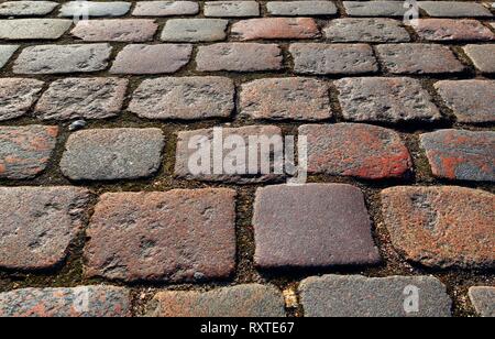 Nahaufnahme der anderen Perspektive auf gepflasterten Flächen auf norddeutschlands Straßen Stockfoto