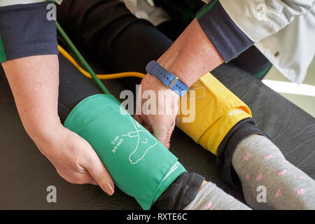 Zusatzarterie Krankheit messen für Patienten Knöchel-Arm-Index (ABI) Test Ischämie der Gliedmaßen Stockfoto