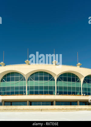 Ansicht der Monona Terrace Convention Centre, von gefrorenen See Monona an einem kalten Februar Tag genommen. Madison, Wisconsin, USA. Stockfoto