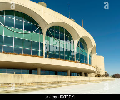 Ansicht der Monona Terrace Convention Centre, von gefrorenen See Monona an einem kalten Februar Tag genommen. Madison, Wisconsin, USA. Stockfoto