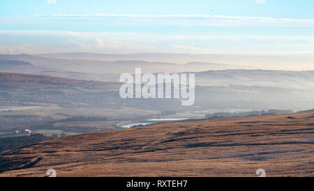 Der Blick über die Mauren in Richtung des Dorfes von Belmont, von der Winter Hill genommen Stockfoto