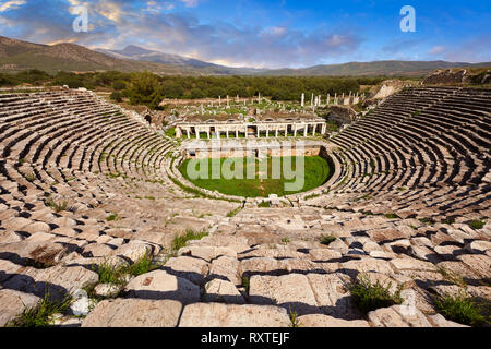 Das römische Theater von Aphrodisias zu Aphrodite und die Menschen in der Stadt von Julius Zoilos in der zweiten Hälfte des 1. vorchristlichen Jahrhunderts gewidmet. Sitze über 8000 Pe Stockfoto