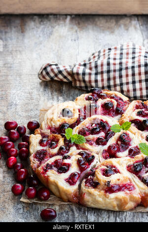 Frisch gebackene Cranberry Brötchen auf hölzernen Tisch Stockfoto