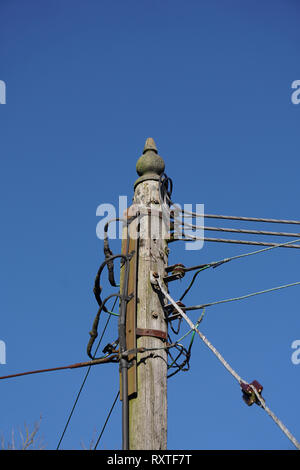 Utility oder telegraphenmast vor blauem Himmel Stockfoto