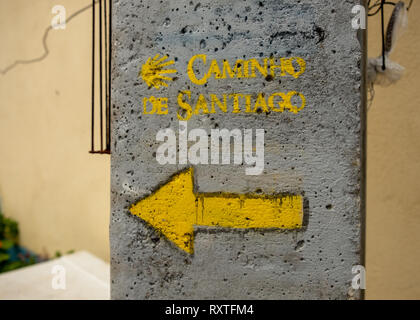 Der Pfeil zeigt an, dass der Caminho de Santiago (Jakobsweg) in Portugal auf einem Beton Säule Stockfoto