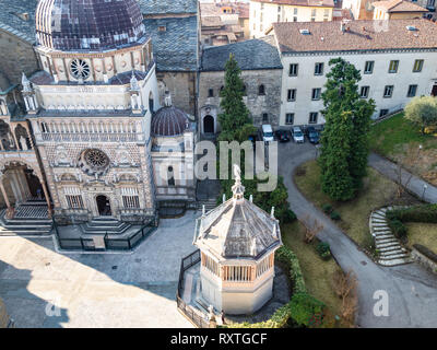 Reisen nach Italien - über Aussicht auf die Piazza Duomo mit Capella Colleoni und Baptisterium von Campanone (Torre Civica) Glockenturm in Citta Alta (Oberstadt) Stockfoto