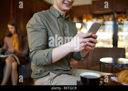 Kerl mit Smartphone Stockfoto