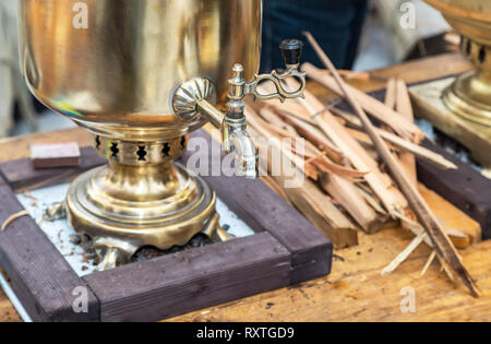 Alte russische traditionelle Kupfer Samowar. Metall der Samowar closeup Tippen Stockfoto