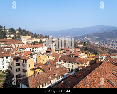 Reisen nach Italien - oben Blick auf die nördlich von Bergamo Stadt mit Kloster Sant Agata von Campanone (Torre Civica) Glockenturm in Citta Alta (Obere Stadt Stockfoto