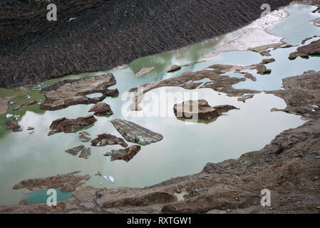 Schönes Detail des gelösten Gletscher, abstrakten Hintergrund mit Reflexion auf dem Wasser, Österreich, Großglockner Pasterze Glacier Stockfoto