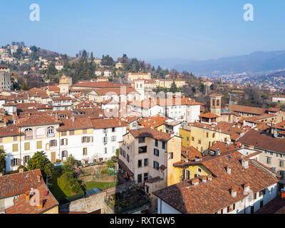 Reisen nach Italien - oben Blick auf die nördlich von Bergamo Stadt mit Kirche Sant Agata Del Carmine aus Campanone (Torre Civica) Glockenturm in Citta Alta (U Stockfoto