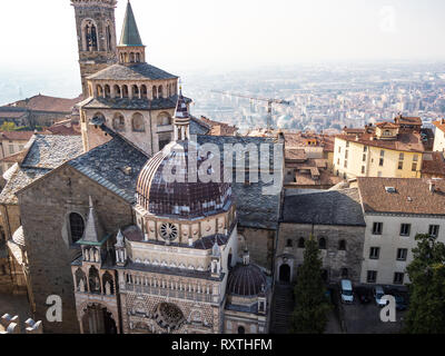 Reisen nach Italien - über Aussicht auf die Piazza Duomo und der Basilika von Santa Maria Maggiore mit Capella Colleoni aus Campanone (Torre Civica) Glockenturm in C Stockfoto