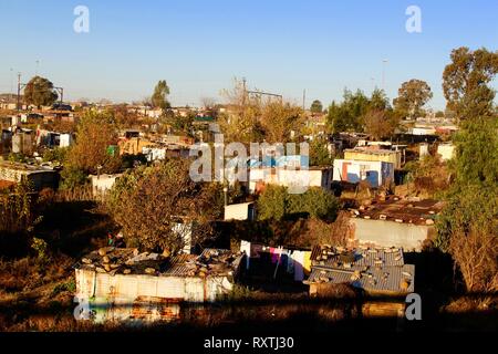 Blick über Soweto Township, Johannesburg, Südafrika in der Dämmerung Stockfoto