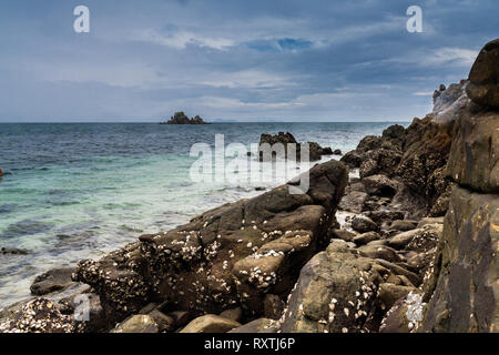 Eine felsige Küste einer der Phi Phi Inseln, Thailand Stockfoto