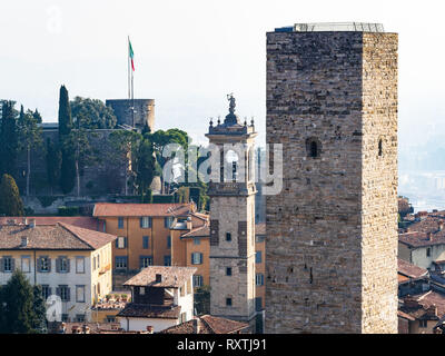 Reise nach Italien - Blick auf Torre del Gombito und Glockenturm der Chiesa di San Pancrazio und Festung Rocca di Bergamo von campanone Turm in Citta Alta Stockfoto