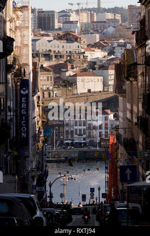 Rua de Sao Joao mit Fluß Duero am Ende (Porto, Portugal). Stockfoto