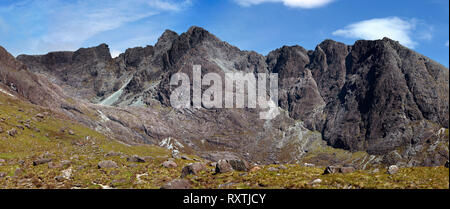 Panoramablick auf Coire Lagan und Cuillin Mountain ridge von sgurr Mhic Choinnich (links) na Ciche (rechts) auf der Insel Skye, Schottland, Großbritannien Sron Stockfoto