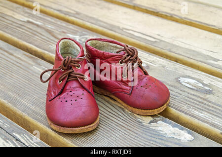 Kleines Baby Schuhe für Kinder von ein bis drei Jahren. Von einem retro Sammlung des letzten Jahrhunderts Stockfoto