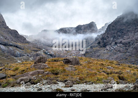 Der Vergletscherten Corrie von coire Lagan, hoch in den Black Cuillin Mountains mit Gipfel der Sgurr Mhic Choinnich, Glenbrittle, Isle of Skye, Schottland, Großbritannien Stockfoto