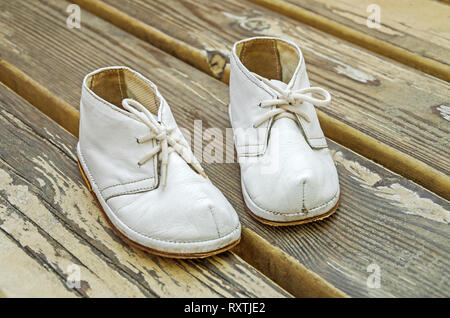 Kleine kindisch Schuhe für Kinder von ein bis drei Jahren. Von einem retro Sammlung des letzten Jahrhunderts Stockfoto