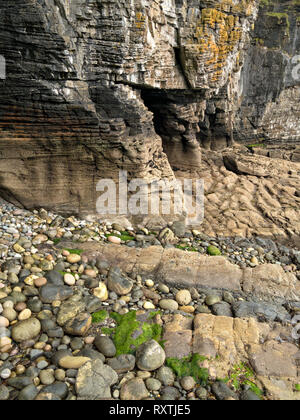 Erodierten Felsen, Klippen und Grotten am Ufer in der Nähe von Elgol auf der schottischen Insel Skye, Schottland, Großbritannien Stockfoto