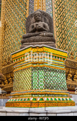 Details der Fassade mit einer Statue des sitzenden Duddha, der Bibliothek der Tempel des Smaragd Buddha, Grand Palace, Bangkok Stockfoto