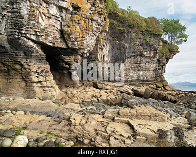 Erodierte jurassische Sedimentsteinfelsen und Meereshöhlen an der Küste nahe Elgol auf der schottischen Insel Skye, Schottland, Großbritannien Stockfoto