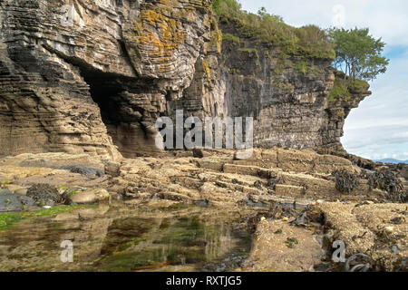 Erodierten Felsen, Klippen und Grotten mit Rock Pool am Ufer in der Nähe von Elgol auf der schottischen Insel Skye, Schottland, Großbritannien Stockfoto