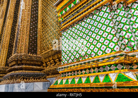 Details der Fassade der Bibliothek der Tempel des Smaragd Buddha, Grand Palace, Bangkok Stockfoto