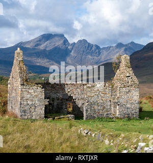 Ruiniert Old Manse Haus mit Blaven in der Black Cuillin Berge in der Ferne, Kilchrist, Isle of Skye, Schottland, Großbritannien Stockfoto