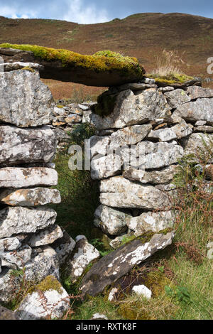 Eingang in die Ruinen der alten Stein croft Gebäude, Boreraig, Isle of Skye, Schottland, Großbritannien Stockfoto