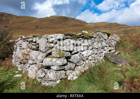 Ruinen von Mauern in der Altstadt von Stein croft Gebäude, Boreraig, Isle of Skye, Schottland, Großbritannien Stockfoto