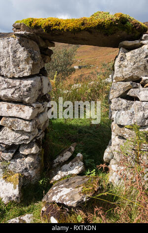 Eingang in die Ruinen der alten Stein croft Gebäude, Boreraig, Isle of Skye, Schottland, Großbritannien Stockfoto