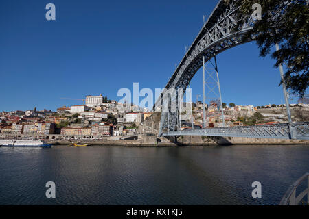 Weitwinkelaufnahme von Luis Brücke über Fluss Duero. Stockfoto