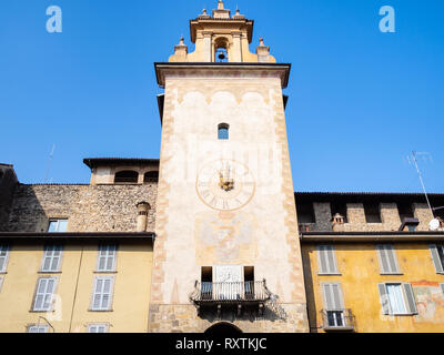 Reise nach Italien - Blick auf den Turm Torre della Campanella (Torre della Cittadella) auf der Piazza della Cittadella in Citta Alta (Oberstadt) von Bergamo Stadt, Stockfoto