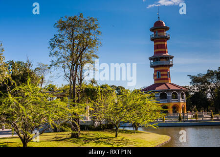 Weisen" Aussichtspunkt, der den Sommerpalast (Bang Pa-In Palast) und Park in Ayutthaya, Thailand Stockfoto