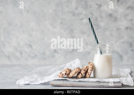 Stapel von frisch gebackenen tahini Chocolate Chip Cookies mit einer Flasche Milch Stockfoto